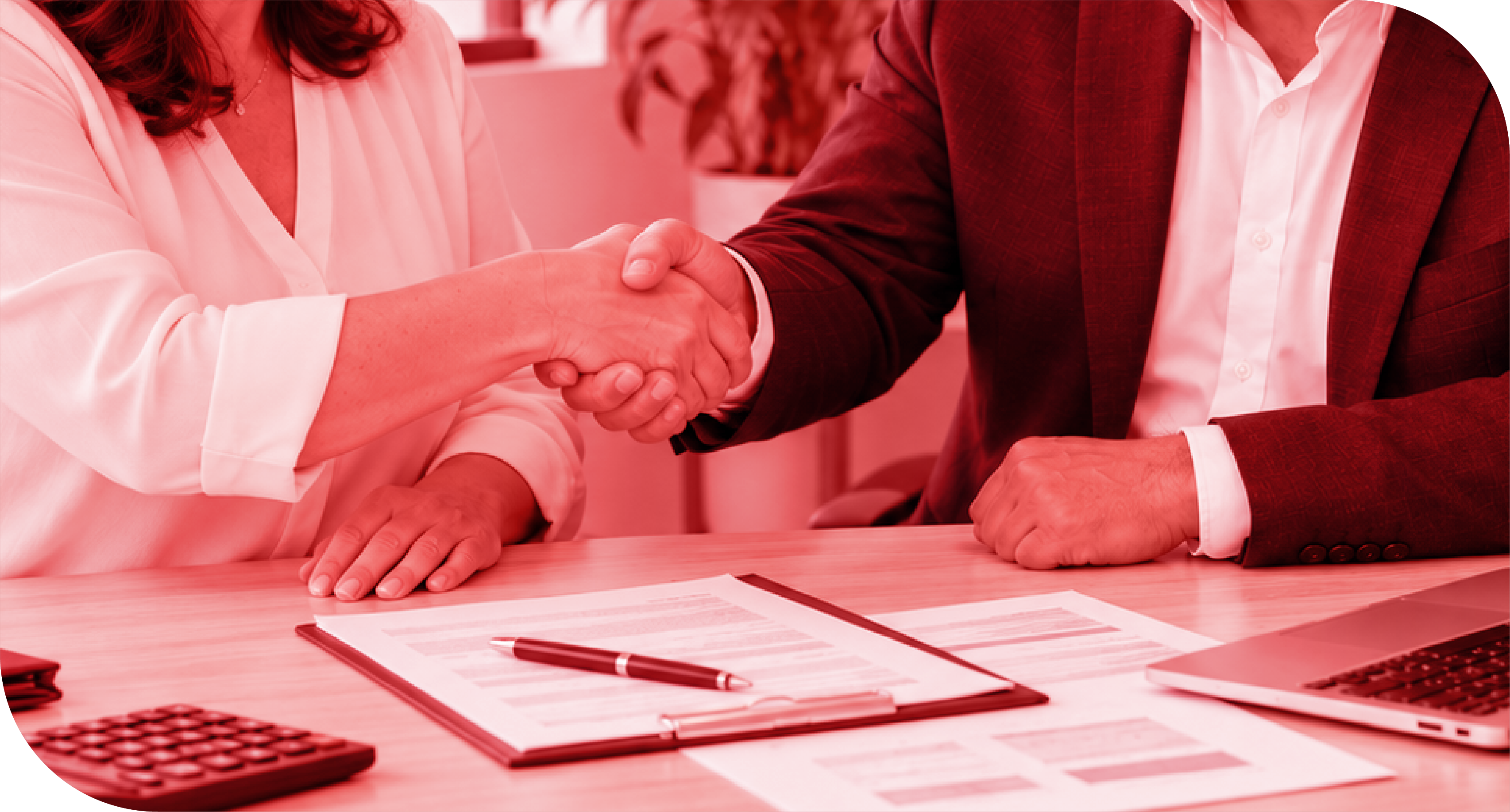 Profesionales cerrando un acuerdo corporativo